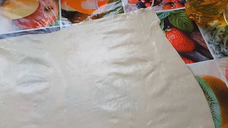 Yengeç çubukları ile pizza hazırlamak için malzemeleri hazırlayın.