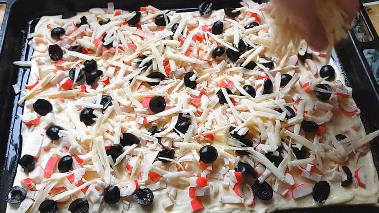 Yengeç çubukları ile pizza yapmak için, dolguyu hamurun üzerine koyun.