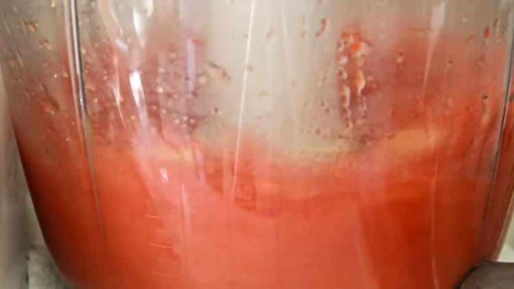 Pentru a face pizza cu pui, pregătiți sosul