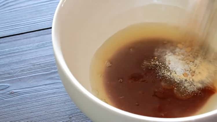 Faceți marinada pentru a face pizza cu pui