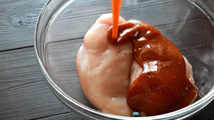 Pentru a găti pizza cu pui, marinați carnea