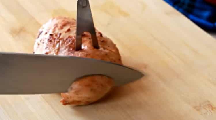 Pentru a găti pizza cu pui, toacă carnea