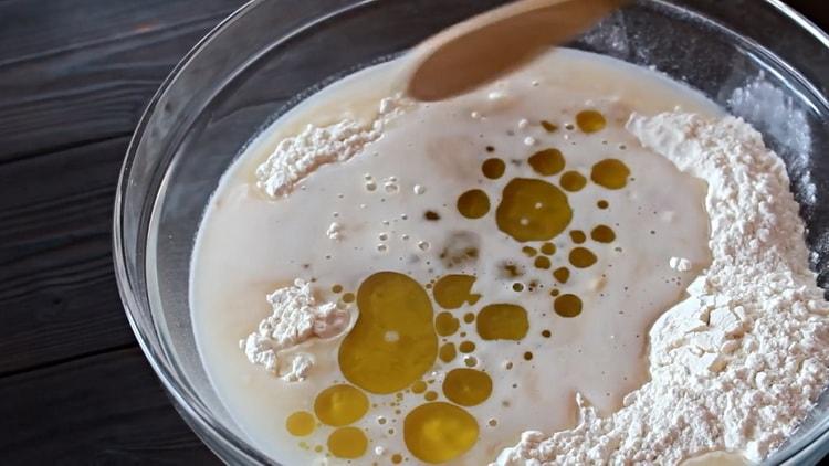 Amestecă ingredientele pentru a face pizza cu puiul