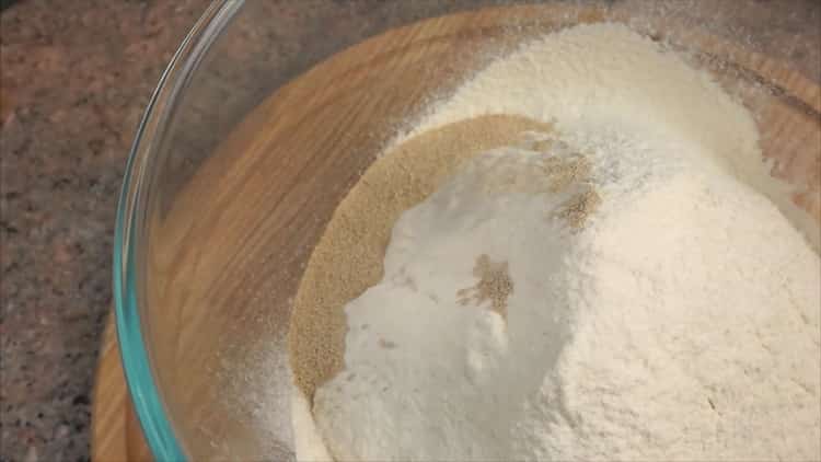 Pentru a face pizza cu pui și ananas, pregătiți ingredientele