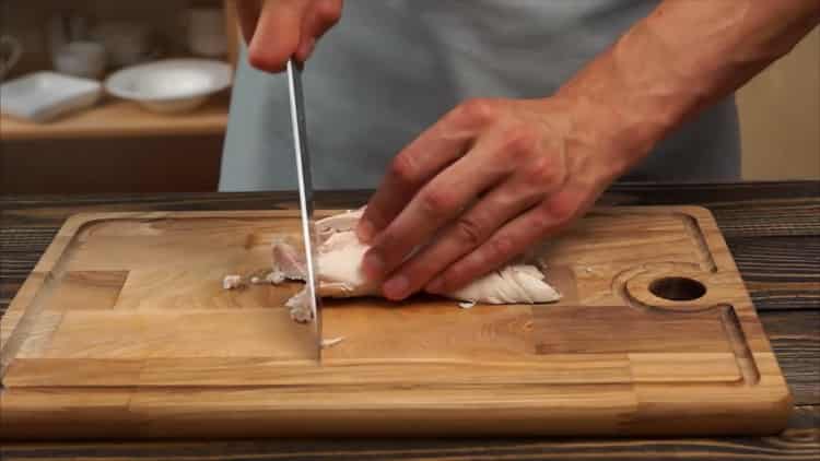 Pentru a face pizza cu pui și ananas, toacă carnea