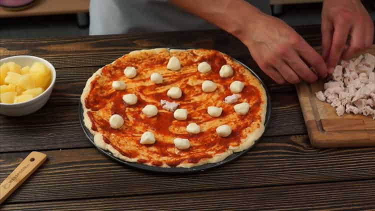Pentru a face pizza cu pui și ananas, pregătiți un formular