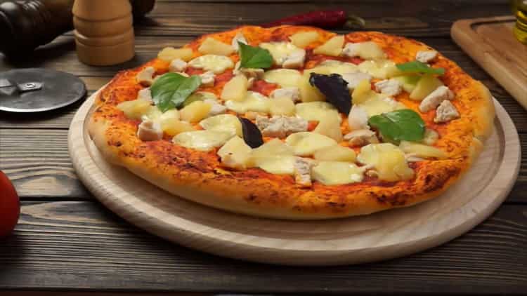 pizza cu pui și ananas este gata