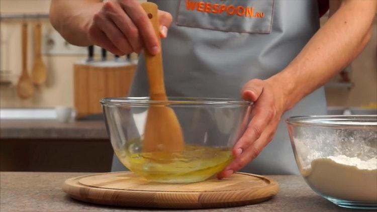 Pentru a face pizza cu pui și ananas, amestecați ingredientele.