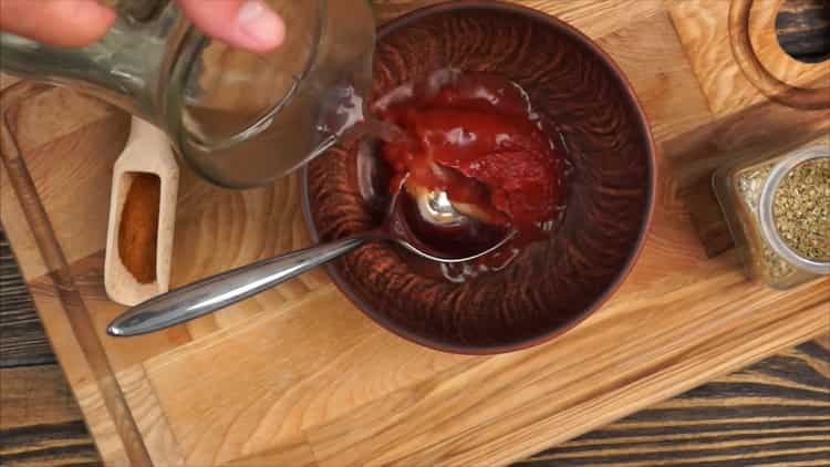 Pentru a face pizza cu pui și ananas, pregătiți sosul