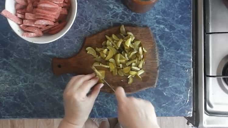 Upang makagawa ng pizza na may adobo, i-chop ang mga pipino