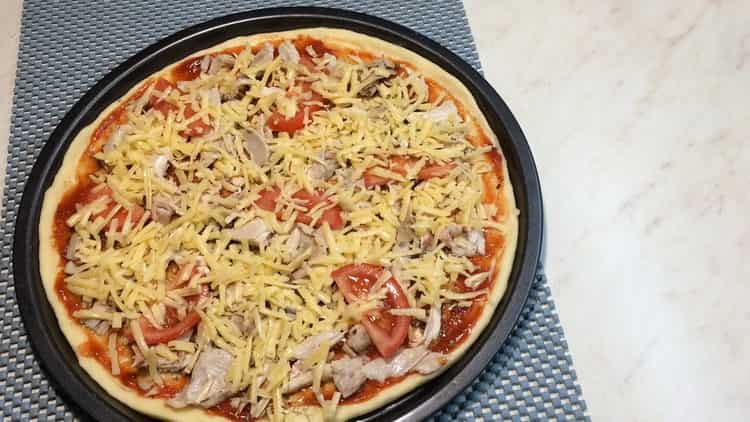 Sezar pizza yapmak için fırını önceden ısıtın