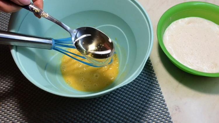 Sezar'ın pizza yapmak için yumurta çırp