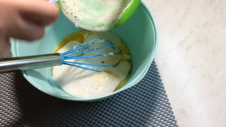 Sezar pizza yapmak için malzemeleri birleştirin