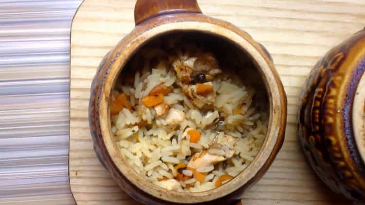 olla pilaf en el horno está lista
