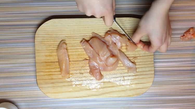 Para cocinar pilaf en ollas. cortar carne