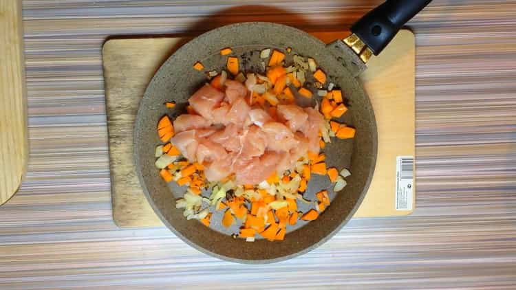 Para cocinar pilaf en ollas. freír verduras y carne