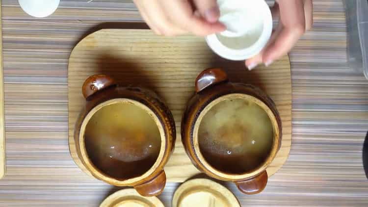 Para cocinar pilaf en ollas. agregar agua