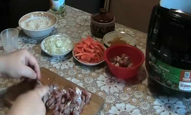 لطهي بيلاف في بولاريس multicooker ، يقطع اللحم