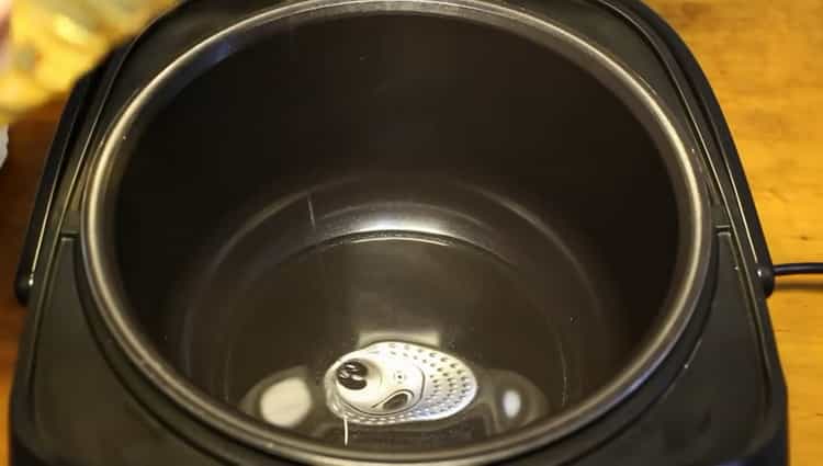 Redmond yavaş bir tencerede pilav hazırlamak için malzemeleri hazırlayın.