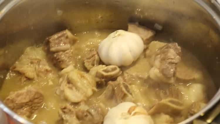 Pour faire du pilaf de porc dans une casserole, ajoutez l'ail
