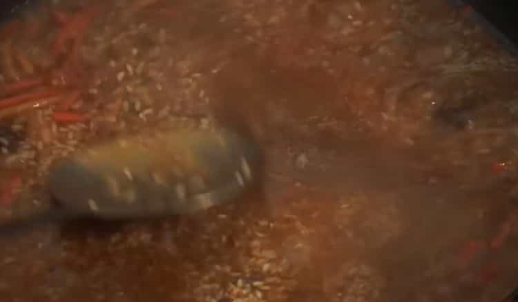 Pour préparer du pilaf sur un feu dans un chaudron, mélanger les ingrédients dans un chaudron