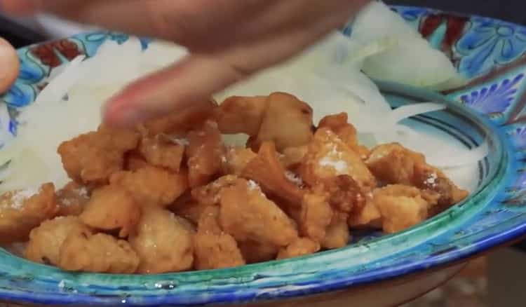 Pour préparer du pilaf sur un feu dans un chaudron, préparez les ingrédients