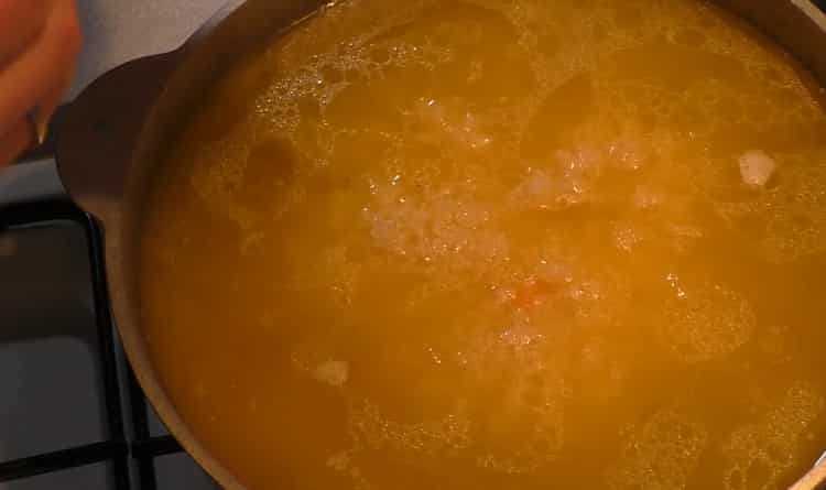 Pour faire cuire du pilaf avec du poulet dans un chaudron, ajoutez du riz