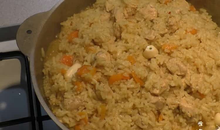 Pour faire cuire une pilaf avec du poulet dans un chaudron, ajoutez l'ail
