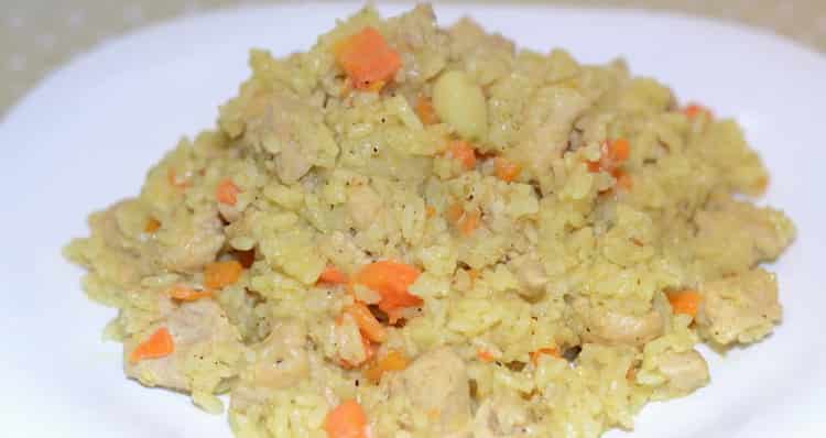 Délicieux pilaf avec du poulet cuit dans un chaudron de goov