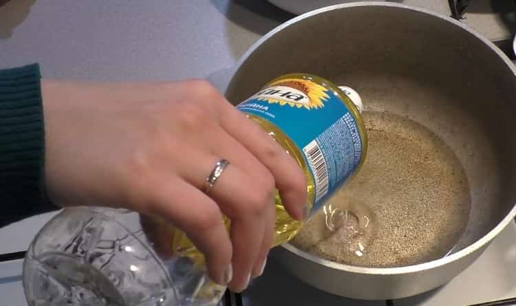 Pour faire cuire un pilaf avec du poulet dans un chaudron, faire chauffer une poêle