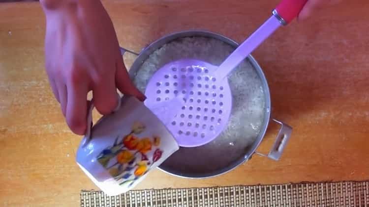 Pour faire cuire le pilaf avec du poulet dans une casserole, ajoutez de l'eau