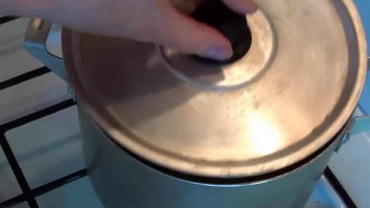 Pilaf au poulet dans une poêle selon une recette pas à pas avec photo