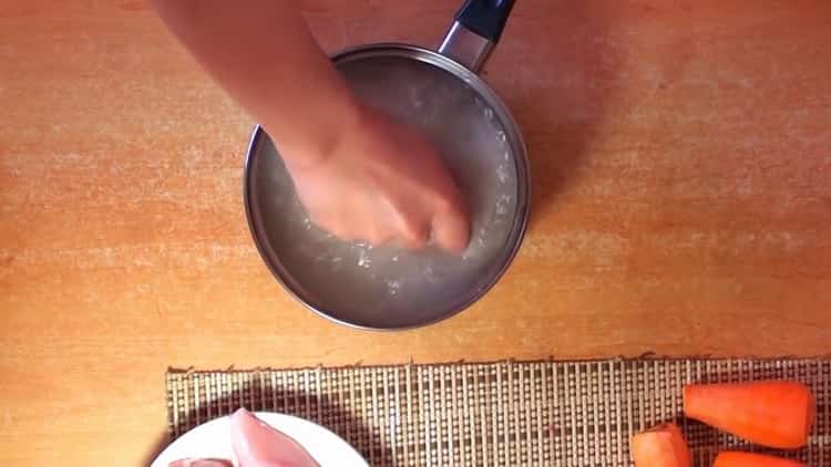 Pour faire cuire le pilaf avec du poulet dans une casserole, laver le riz