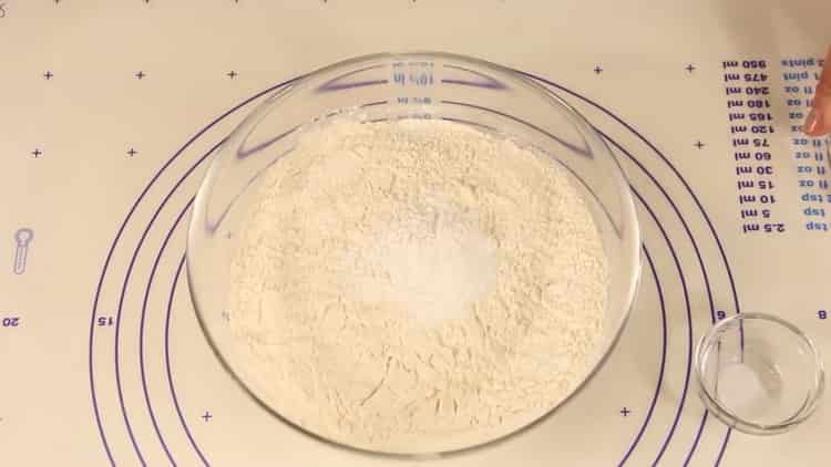 Tamiser la farine pour faire des biscuits maigres.