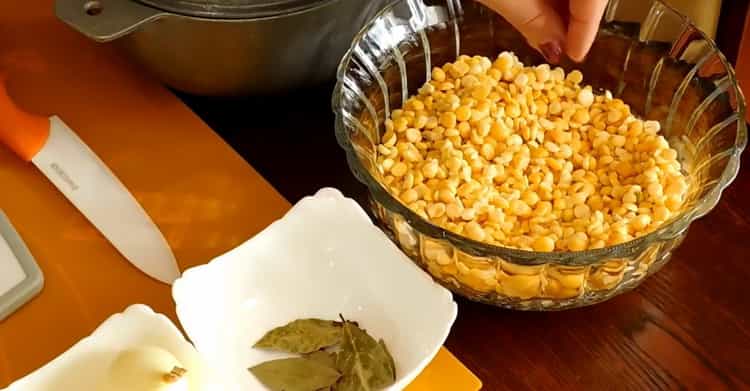 Pentru a pregăti supa de pui slabă, pregătiți ingredientele,