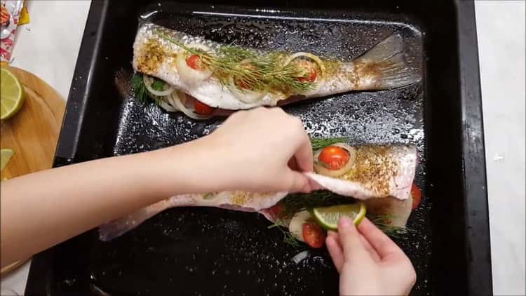 Para preparar el rodamiento en el horno, ponga las verduras en el pescado.
