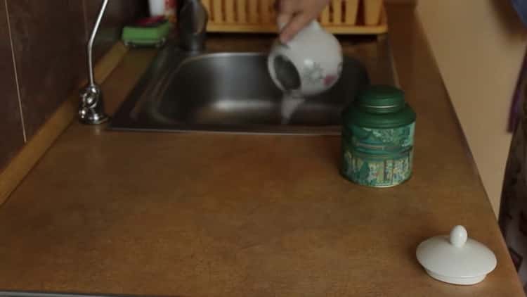 Para preparar el té, prepara los platos.