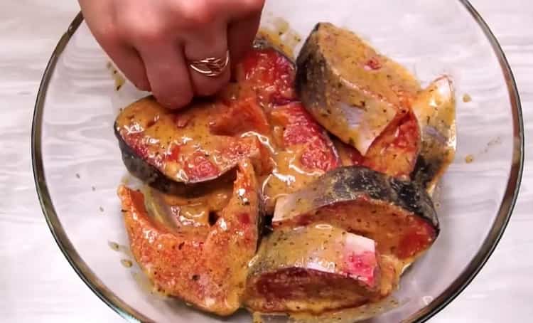Para cocinar salmón rosado en una sartén, marinar el pescado