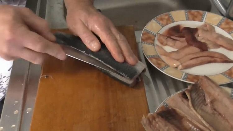 Pentru sărarea heringului, faceți o incizie pe pește