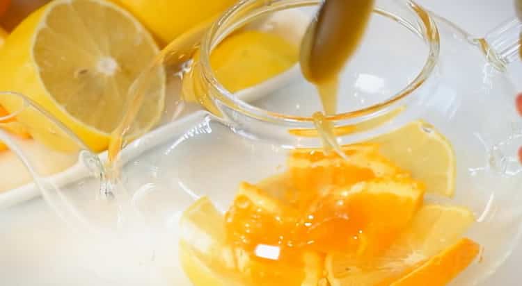 Per fer el te de gingebre, afegiu-hi mel a la tetera