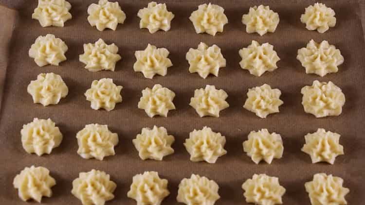 De acordo com a receita para fazer biscoitos, asse a massa