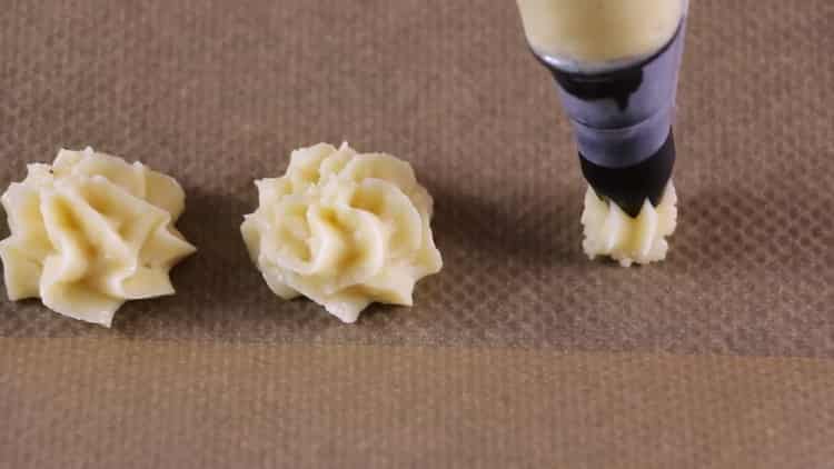 De acordo com a receita para fazer biscoitos, pré-aqueça o forno