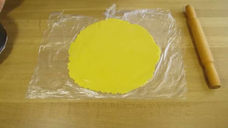 Untuk membuat kue dengan keju kotej, gulungkan adunan