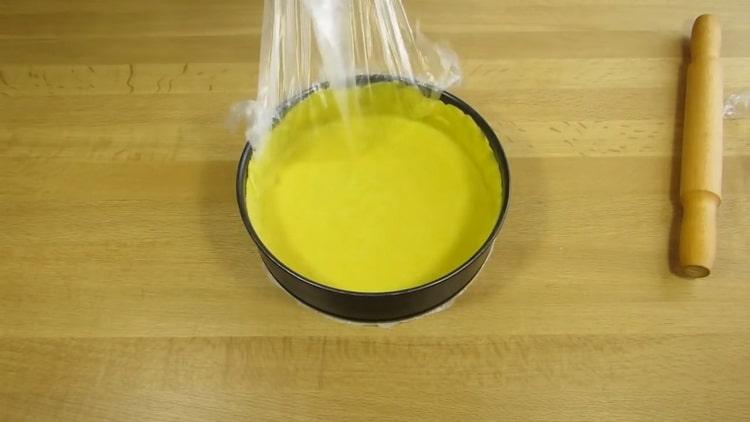 Untuk membuat kue dengan keju kotej, letakkan adunan di dalam acuan