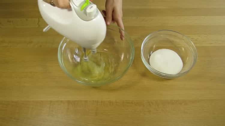 Pukul putih untuk membuat kek keju kotej