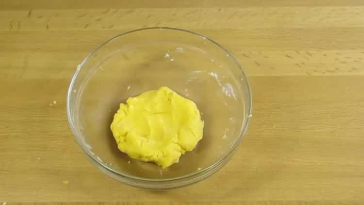 Untuk membuat kue dengan keju kotej, sediakan adunan