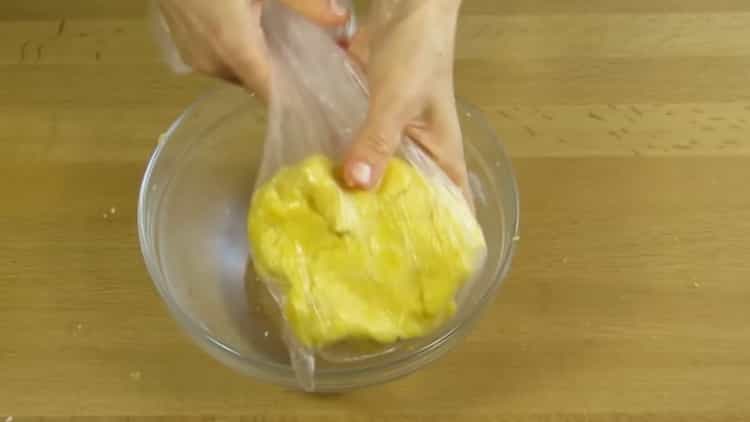 Untuk membuat pai dengan keju kotej, letakkan doh di dalam peti sejuk