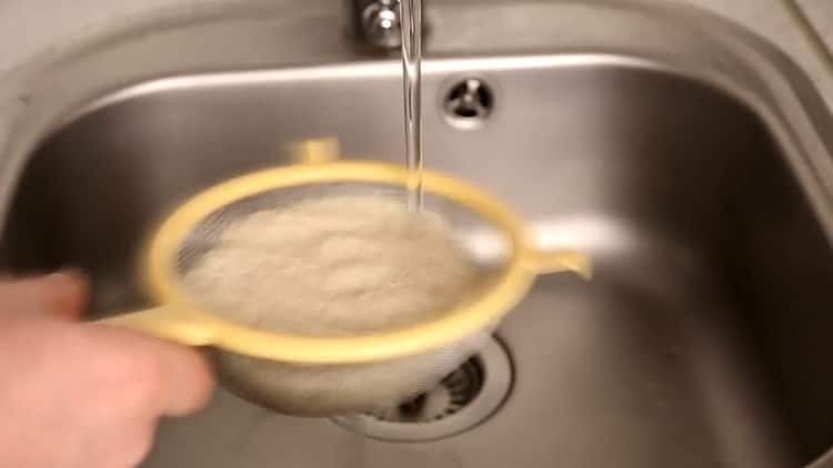 Chcete-li vařit rýži s kuřetem v troubě, opláchněte ji