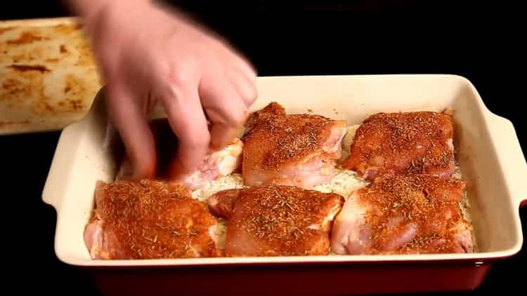 Chcete-li vařit rýži s kuřetem v troubě, dejte maso na rýži