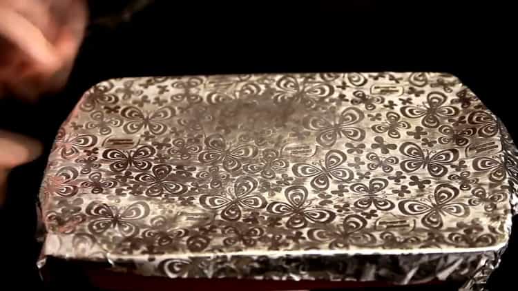 Chcete-li vařit rýži s kuřetem v troubě, zakryjte misku fólií